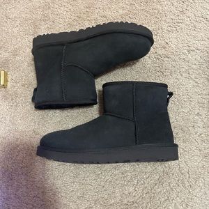 WOMENS BLACK SHORT UGGS SIZE 8